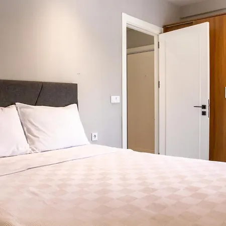 Flat W Balcony 4 Min To In 아파트