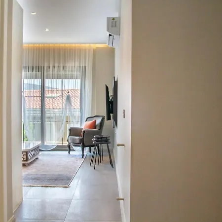 Flat W Balcony 4 Min To In 아파트 *