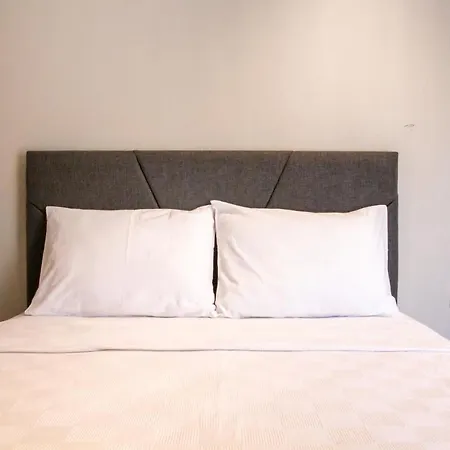 Flat W Balcony 4 Min To In 아파트